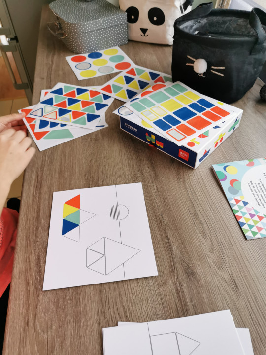 Zestaw z naklejkami geometrycznymi Apli Kids - Pojazdy