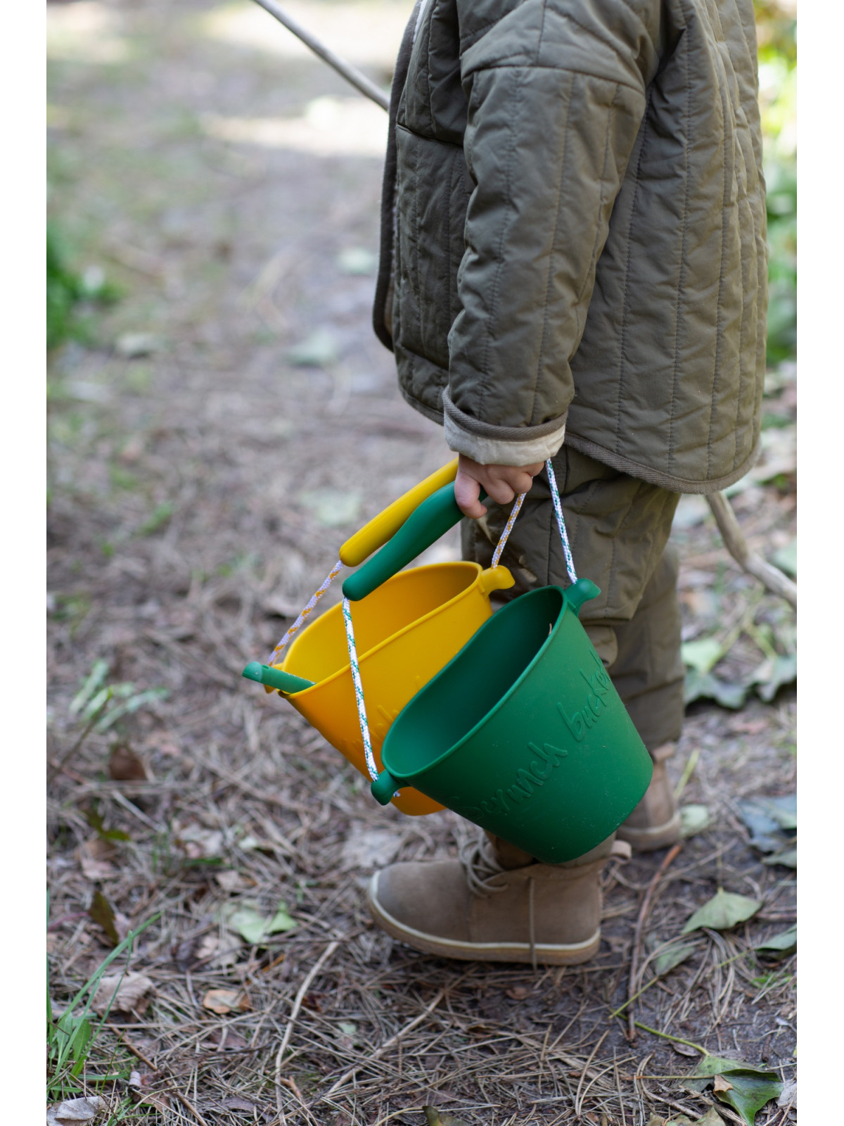 Składane wiaderko do wody i piasku Scrunch Bucket - Wiśniowy