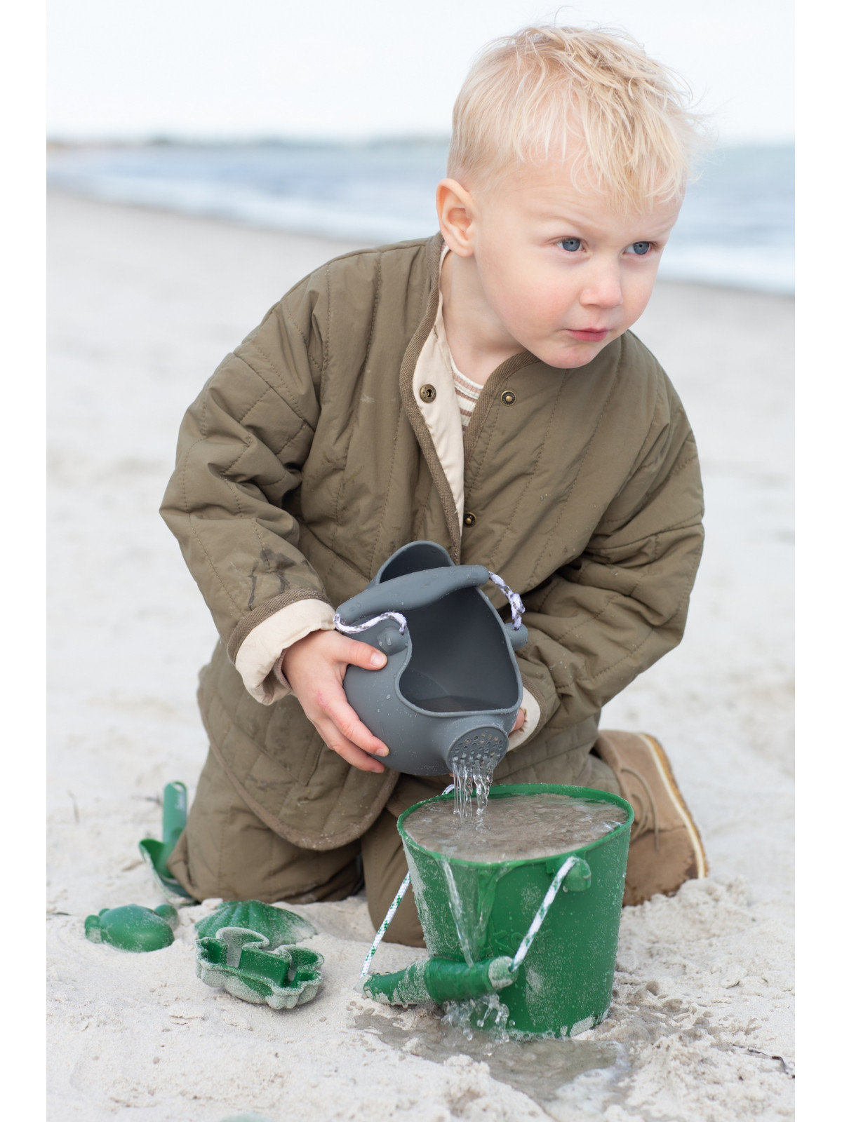 Składane wiaderko do wody i piasku Scrunch Bucket - Wiśniowy